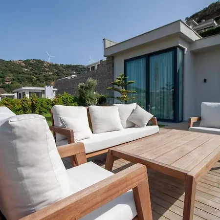 Villa Loca Yalıkavak'ta Ultra Lüx Tatil Deneyimi *